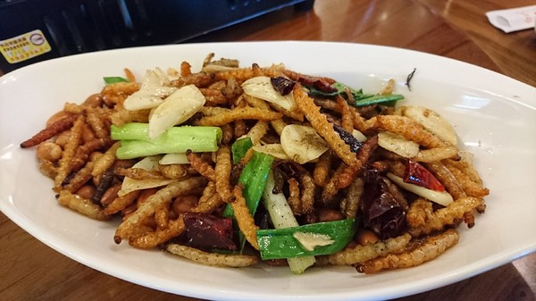 魯媽媽雲南擺夷料理：南投清境~魯媽媽雲南擺夷料理~香酥竹蟲試膽量~超火紅餐廳~必吃異國風料理美食~