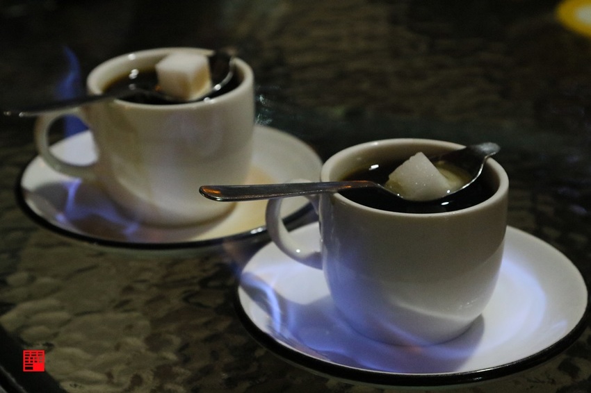 雲林古坑美食／開到半夜兩點的深夜仙地咖啡廳！必喝招牌火焰咖啡、金箔拿鐵 - 跟著華少吃吃吃