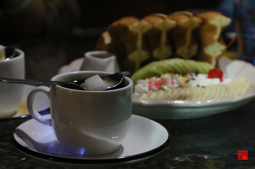 雲林古坑美食／開到半夜兩點的深夜仙地咖啡廳！必喝招牌火焰咖啡、金箔拿鐵 - 跟著華少吃吃吃