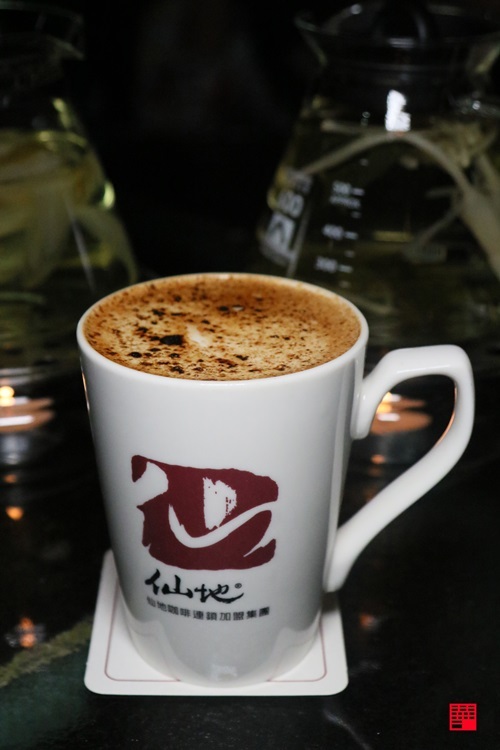 雲林古坑美食／開到半夜兩點的深夜仙地咖啡廳！必喝招牌火焰咖啡、金箔拿鐵 - 跟著華少吃吃吃