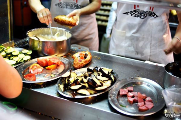 【基隆。美食】 基隆廟口夜市，廟口夜市必吃美食，營養三明治，陳記泡泡冰，愛玉冰，東和蚵仔煎