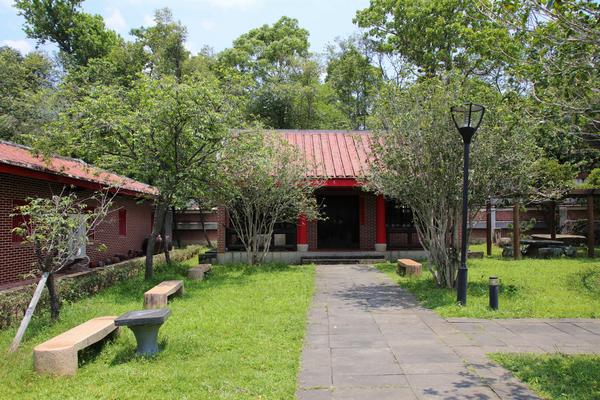 明新書院:【南投景點】集集明新書院~閩南式建築,古錐石虎公仔,祈福金榜題名