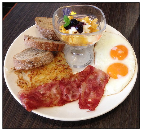 早午餐-培根+太陽蛋+薯絲煎餅+歐式綜合麵包+水果優格脆片