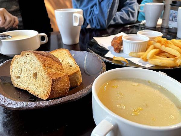 新竹寶山水庫│沙湖壢咖啡館-附餐組合季節濃湯+手工麵包+甜點+飲品