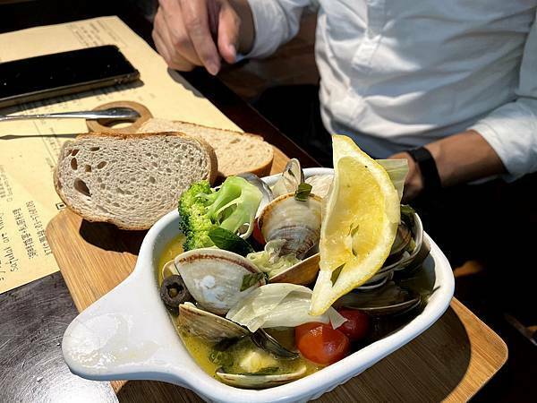 新竹寶山水庫│沙湖壢咖啡館-鮮檸檬蒜香燴蛤蜊+手工麵包