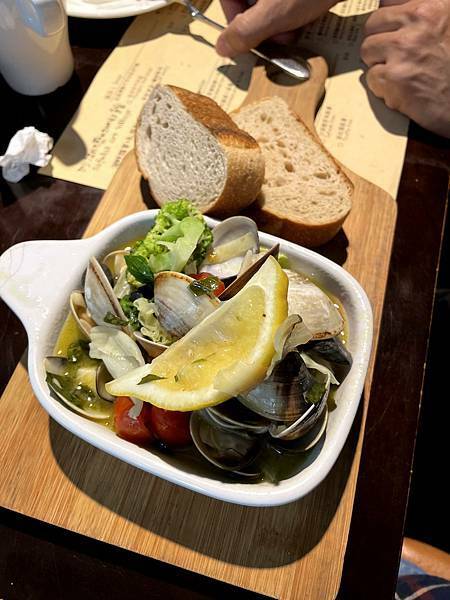 新竹寶山水庫│沙湖壢咖啡館-鮮檸檬蒜香燴蛤蜊+手工麵包