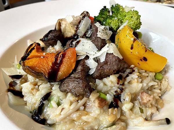 新竹寶山水庫│沙湖壢咖啡館-炙燒骰子牛肉襯培根洋蔥燉飯