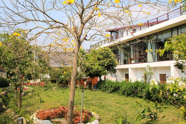 森之王子景觀民宿餐廳：【台中景點】新社森之王子景觀民宿餐廳。免費景點好好拍~有如國外戶外婚禮場景，青青草原及證婚台/景觀餐廳/民宿休息泡湯/戶外婚禮場地租借/多人聚餐會議包場用餐廳/巨型木馬/賞日出日落及夜景