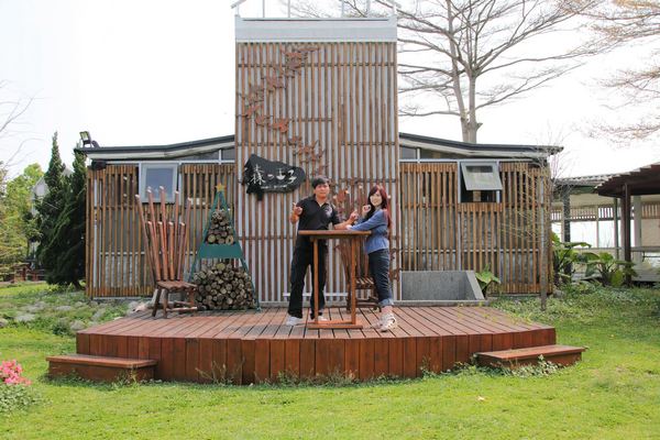 森之王子景觀民宿餐廳：【台中景點】新社森之王子景觀民宿餐廳。免費景點好好拍~有如國外戶外婚禮場景，青青草原及證婚台/景觀餐廳/民宿休息泡湯/戶外婚禮場地租借/多人聚餐會議包場用餐廳/巨型木馬/賞日出日落及夜景