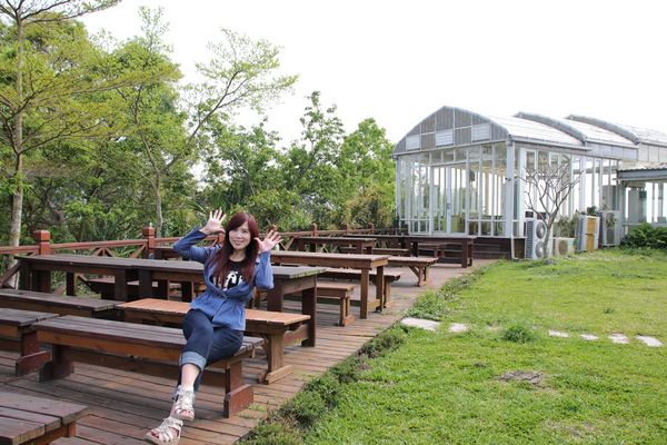 森之王子景觀民宿餐廳：【台中景點】新社森之王子景觀民宿餐廳。免費景點好好拍~有如國外戶外婚禮場景，青青草原及證婚台/景觀餐廳/民宿休息泡湯/戶外婚禮場地租借/多人聚餐會議包場用餐廳/巨型木馬/賞日出日落及夜景