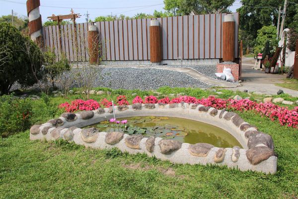 森之王子景觀民宿餐廳：【台中景點】新社森之王子景觀民宿餐廳。免費景點好好拍~有如國外戶外婚禮場景，青青草原及證婚台/景觀餐廳/民宿休息泡湯/戶外婚禮場地租借/多人聚餐會議包場用餐廳/巨型木馬/賞日出日落及夜景