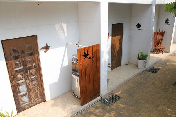 森之王子景觀民宿餐廳：【台中景點】新社森之王子景觀民宿餐廳。免費景點好好拍~有如國外戶外婚禮場景，青青草原及證婚台/景觀餐廳/民宿休息泡湯/戶外婚禮場地租借/多人聚餐會議包場用餐廳/巨型木馬/賞日出日落及夜景