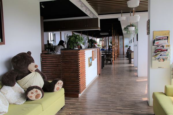 森之王子景觀民宿餐廳：【台中景點】新社森之王子景觀民宿餐廳。免費景點好好拍~有如國外戶外婚禮場景，青青草原及證婚台/景觀餐廳/民宿休息泡湯/戶外婚禮場地租借/多人聚餐會議包場用餐廳/巨型木馬/賞日出日落及夜景