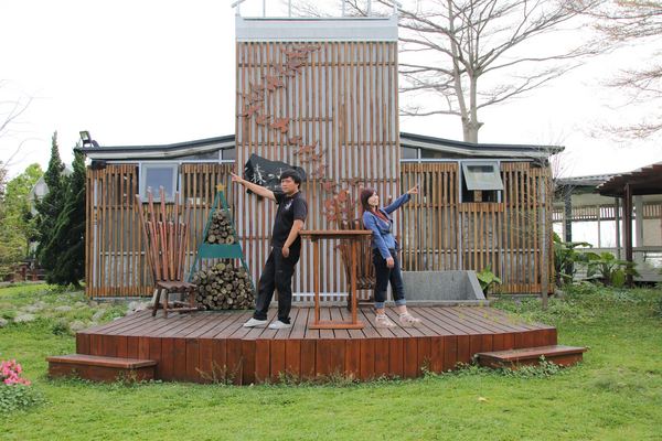 森之王子景觀民宿餐廳：【台中景點】新社森之王子景觀民宿餐廳。免費景點好好拍~有如國外戶外婚禮場景，青青草原及證婚台/景觀餐廳/民宿休息泡湯/戶外婚禮場地租借/多人聚餐會議包場用餐廳/巨型木馬/賞日出日落及夜景