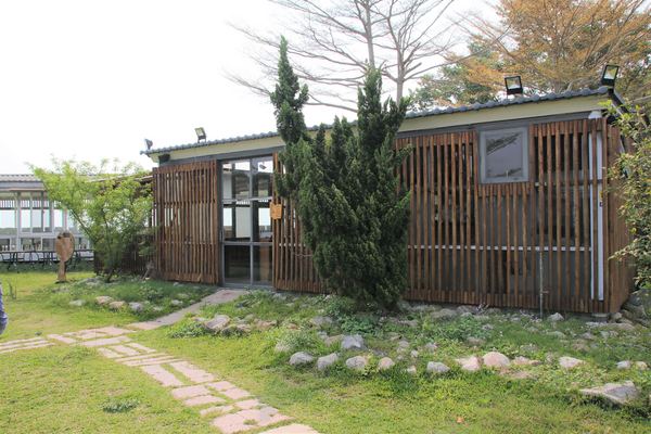 森之王子景觀民宿餐廳：【台中景點】新社森之王子景觀民宿餐廳。免費景點好好拍~有如國外戶外婚禮場景，青青草原及證婚台/景觀餐廳/民宿休息泡湯/戶外婚禮場地租借/多人聚餐會議包場用餐廳/巨型木馬/賞日出日落及夜景