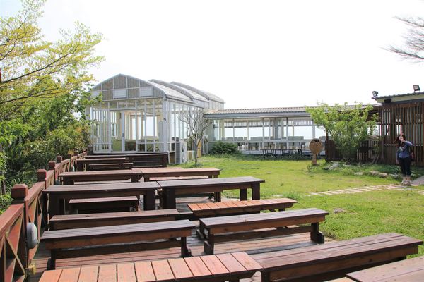 森之王子景觀民宿餐廳：【台中景點】新社森之王子景觀民宿餐廳。免費景點好好拍~有如國外戶外婚禮場景，青青草原及證婚台/景觀餐廳/民宿休息泡湯/戶外婚禮場地租借/多人聚餐會議包場用餐廳/巨型木馬/賞日出日落及夜景