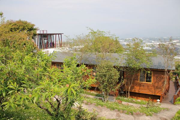 森之王子景觀民宿餐廳：【台中景點】新社森之王子景觀民宿餐廳。免費景點好好拍~有如國外戶外婚禮場景，青青草原及證婚台/景觀餐廳/民宿休息泡湯/戶外婚禮場地租借/多人聚餐會議包場用餐廳/巨型木馬/賞日出日落及夜景