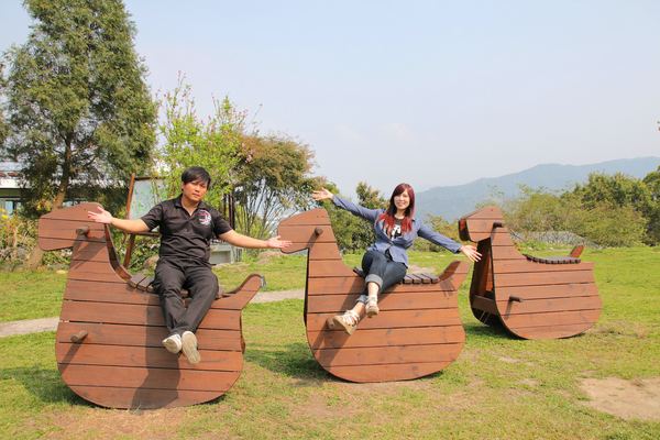 森之王子景觀民宿餐廳：【台中景點】新社森之王子景觀民宿餐廳。免費景點好好拍~有如國外戶外婚禮場景，青青草原及證婚台/景觀餐廳/民宿休息泡湯/戶外婚禮場地租借/多人聚餐會議包場用餐廳/巨型木馬/賞日出日落及夜景