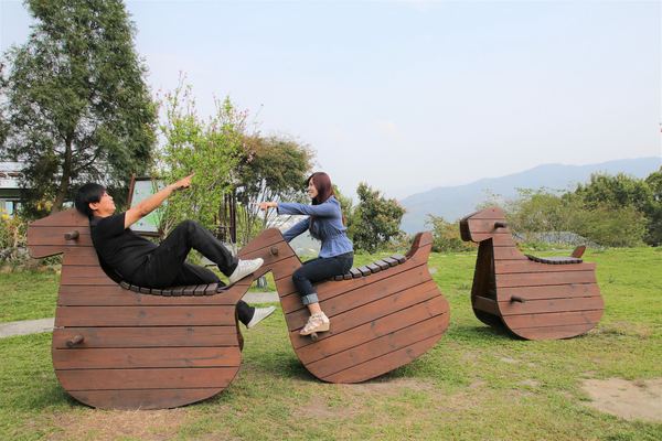 森之王子景觀民宿餐廳：【台中景點】新社森之王子景觀民宿餐廳。免費景點好好拍~有如國外戶外婚禮場景，青青草原及證婚台/景觀餐廳/民宿休息泡湯/戶外婚禮場地租借/多人聚餐會議包場用餐廳/巨型木馬/賞日出日落及夜景