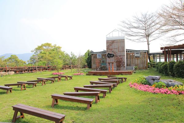 森之王子景觀民宿餐廳：【台中景點】新社森之王子景觀民宿餐廳。免費景點好好拍~有如國外戶外婚禮場景，青青草原及證婚台/景觀餐廳/民宿休息泡湯/戶外婚禮場地租借/多人聚餐會議包場用餐廳/巨型木馬/賞日出日落及夜景