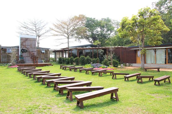 森之王子景觀民宿餐廳：【台中景點】新社森之王子景觀民宿餐廳。免費景點好好拍~有如國外戶外婚禮場景，青青草原及證婚台/景觀餐廳/民宿休息泡湯/戶外婚禮場地租借/多人聚餐會議包場用餐廳/巨型木馬/賞日出日落及夜景