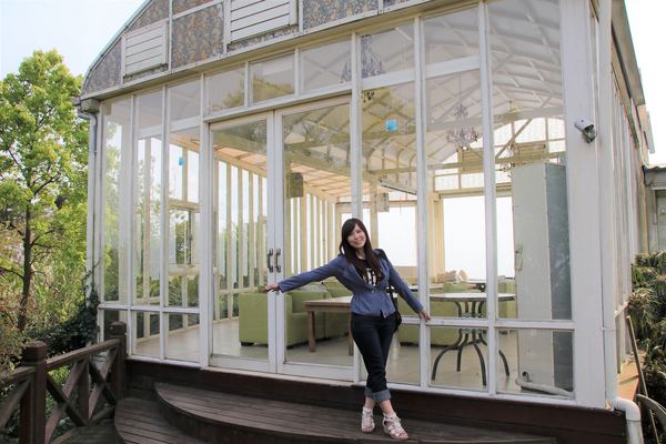 森之王子景觀民宿餐廳：【台中景點】新社森之王子景觀民宿餐廳。免費景點好好拍~有如國外戶外婚禮場景，青青草原及證婚台/景觀餐廳/民宿休息泡湯/戶外婚禮場地租借/多人聚餐會議包場用餐廳/巨型木馬/賞日出日落及夜景