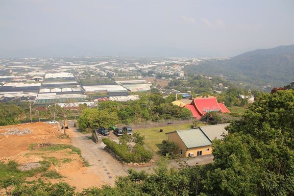 森之王子景觀民宿餐廳：【台中景點】新社森之王子景觀民宿餐廳。免費景點好好拍~有如國外戶外婚禮場景，青青草原及證婚台/景觀餐廳/民宿休息泡湯/戶外婚禮場地租借/多人聚餐會議包場用餐廳/巨型木馬/賞日出日落及夜景