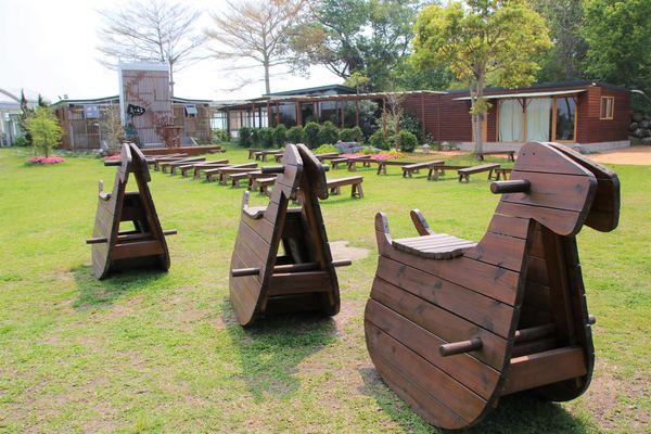 森之王子景觀民宿餐廳：【台中景點】新社森之王子景觀民宿餐廳。免費景點好好拍~有如國外戶外婚禮場景，青青草原及證婚台/景觀餐廳/民宿休息泡湯/戶外婚禮場地租借/多人聚餐會議包場用餐廳/巨型木馬/賞日出日落及夜景