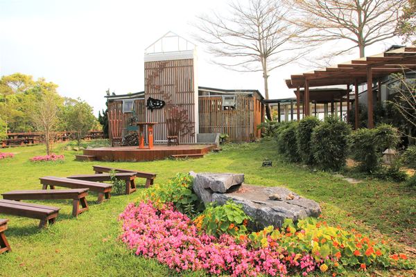 森之王子景觀民宿餐廳：【台中景點】新社森之王子景觀民宿餐廳。免費景點好好拍~有如國外戶外婚禮場景，青青草原及證婚台/景觀餐廳/民宿休息泡湯/戶外婚禮場地租借/多人聚餐會議包場用餐廳/巨型木馬/賞日出日落及夜景