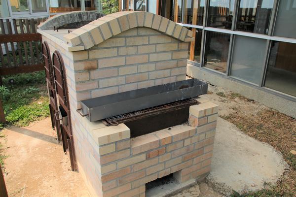 森之王子景觀民宿餐廳：【台中景點】新社森之王子景觀民宿餐廳。免費景點好好拍~有如國外戶外婚禮場景，青青草原及證婚台/景觀餐廳/民宿休息泡湯/戶外婚禮場地租借/多人聚餐會議包場用餐廳/巨型木馬/賞日出日落及夜景