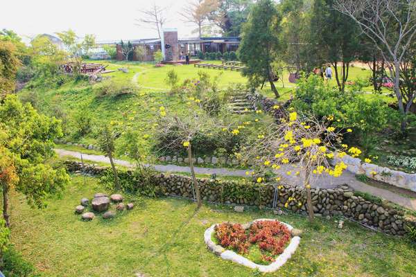 森之王子景觀民宿餐廳：【台中景點】新社森之王子景觀民宿餐廳。免費景點好好拍~有如國外戶外婚禮場景，青青草原及證婚台/景觀餐廳/民宿休息泡湯/戶外婚禮場地租借/多人聚餐會議包場用餐廳/巨型木馬/賞日出日落及夜景