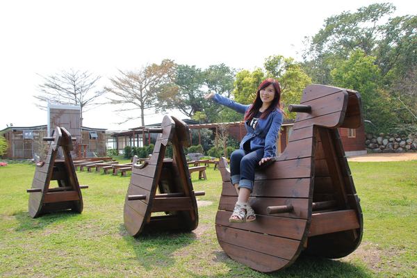 森之王子景觀民宿餐廳：【台中景點】新社森之王子景觀民宿餐廳。免費景點好好拍~有如國外戶外婚禮場景，青青草原及證婚台/景觀餐廳/民宿休息泡湯/戶外婚禮場地租借/多人聚餐會議包場用餐廳/巨型木馬/賞日出日落及夜景