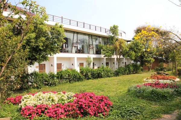 森之王子景觀民宿餐廳：【台中景點】新社森之王子景觀民宿餐廳。免費景點好好拍~有如國外戶外婚禮場景，青青草原及證婚台/景觀餐廳/民宿休息泡湯/戶外婚禮場地租借/多人聚餐會議包場用餐廳/巨型木馬/賞日出日落及夜景