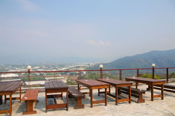 森之王子景觀民宿餐廳：【台中景點】新社森之王子景觀民宿餐廳。免費景點好好拍~有如國外戶外婚禮場景，青青草原及證婚台/景觀餐廳/民宿休息泡湯/戶外婚禮場地租借/多人聚餐會議包場用餐廳/巨型木馬/賞日出日落及夜景