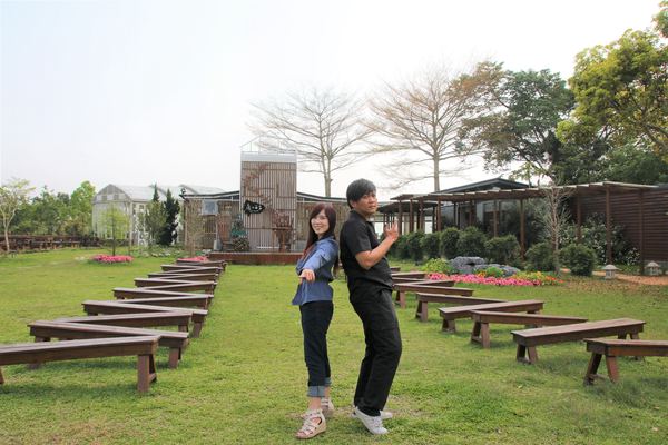 森之王子景觀民宿餐廳：【台中景點】新社森之王子景觀民宿餐廳。免費景點好好拍~有如國外戶外婚禮場景，青青草原及證婚台/景觀餐廳/民宿休息泡湯/戶外婚禮場地租借/多人聚餐會議包場用餐廳/巨型木馬/賞日出日落及夜景