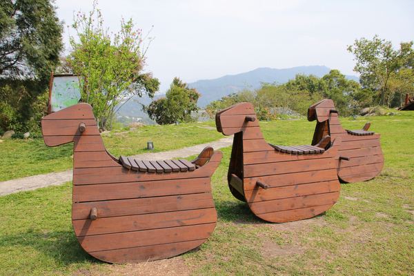 森之王子景觀民宿餐廳：【台中景點】新社森之王子景觀民宿餐廳。免費景點好好拍~有如國外戶外婚禮場景，青青草原及證婚台/景觀餐廳/民宿休息泡湯/戶外婚禮場地租借/多人聚餐會議包場用餐廳/巨型木馬/賞日出日落及夜景