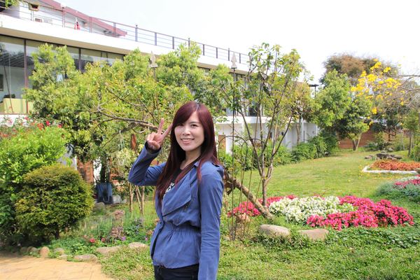 森之王子景觀民宿餐廳：【台中景點】新社森之王子景觀民宿餐廳。免費景點好好拍~有如國外戶外婚禮場景，青青草原及證婚台/景觀餐廳/民宿休息泡湯/戶外婚禮場地租借/多人聚餐會議包場用餐廳/巨型木馬/賞日出日落及夜景