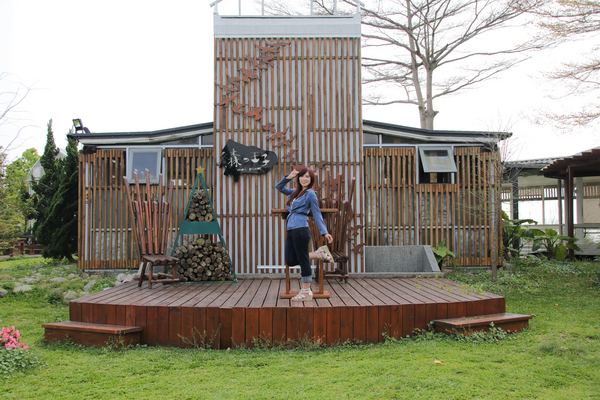 森之王子景觀民宿餐廳：【台中景點】新社森之王子景觀民宿餐廳。免費景點好好拍~有如國外戶外婚禮場景，青青草原及證婚台/景觀餐廳/民宿休息泡湯/戶外婚禮場地租借/多人聚餐會議包場用餐廳/巨型木馬/賞日出日落及夜景