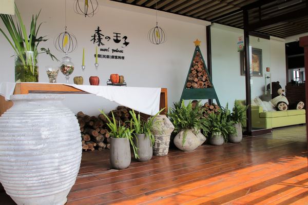 森之王子景觀民宿餐廳：【台中景點】新社森之王子景觀民宿餐廳。免費景點好好拍~有如國外戶外婚禮場景，青青草原及證婚台/景觀餐廳/民宿休息泡湯/戶外婚禮場地租借/多人聚餐會議包場用餐廳/巨型木馬/賞日出日落及夜景