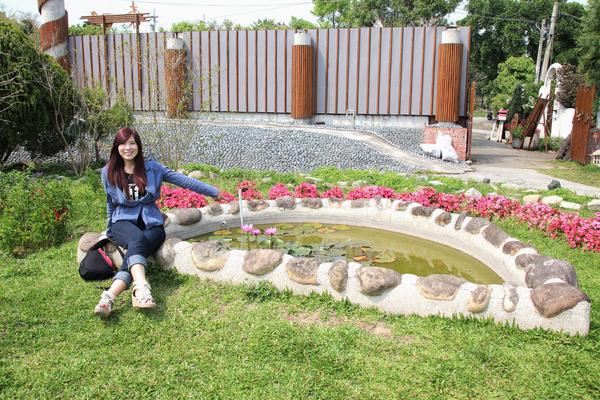 森之王子景觀民宿餐廳：【台中景點】新社森之王子景觀民宿餐廳。免費景點好好拍~有如國外戶外婚禮場景，青青草原及證婚台/景觀餐廳/民宿休息泡湯/戶外婚禮場地租借/多人聚餐會議包場用餐廳/巨型木馬/賞日出日落及夜景