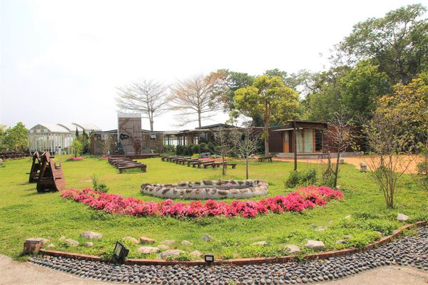 森之王子景觀民宿餐廳：【台中景點】新社森之王子景觀民宿餐廳。免費景點好好拍~有如國外戶外婚禮場景，青青草原及證婚台/景觀餐廳/民宿休息泡湯/戶外婚禮場地租借/多人聚餐會議包場用餐廳/巨型木馬/賞日出日落及夜景