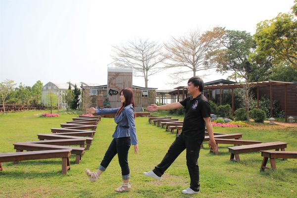 森之王子景觀民宿餐廳：【台中景點】新社森之王子景觀民宿餐廳。免費景點好好拍~有如國外戶外婚禮場景，青青草原及證婚台/景觀餐廳/民宿休息泡湯/戶外婚禮場地租借/多人聚餐會議包場用餐廳/巨型木馬/賞日出日落及夜景