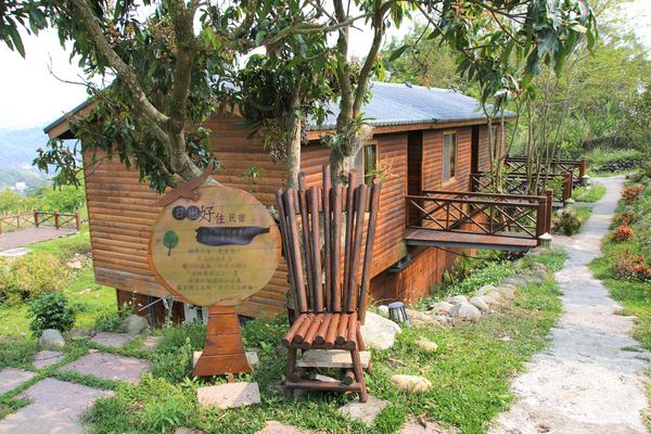 森之王子景觀民宿餐廳：【台中景點】新社森之王子景觀民宿餐廳。免費景點好好拍~有如國外戶外婚禮場景，青青草原及證婚台/景觀餐廳/民宿休息泡湯/戶外婚禮場地租借/多人聚餐會議包場用餐廳/巨型木馬/賞日出日落及夜景