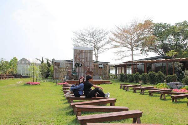 森之王子景觀民宿餐廳：【台中景點】新社森之王子景觀民宿餐廳。免費景點好好拍~有如國外戶外婚禮場景，青青草原及證婚台/景觀餐廳/民宿休息泡湯/戶外婚禮場地租借/多人聚餐會議包場用餐廳/巨型木馬/賞日出日落及夜景