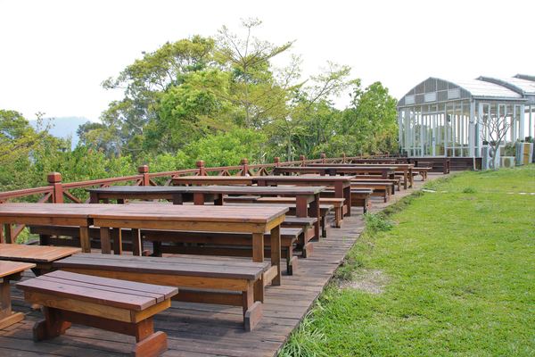 森之王子景觀民宿餐廳：【台中景點】新社森之王子景觀民宿餐廳。免費景點好好拍~有如國外戶外婚禮場景，青青草原及證婚台/景觀餐廳/民宿休息泡湯/戶外婚禮場地租借/多人聚餐會議包場用餐廳/巨型木馬/賞日出日落及夜景