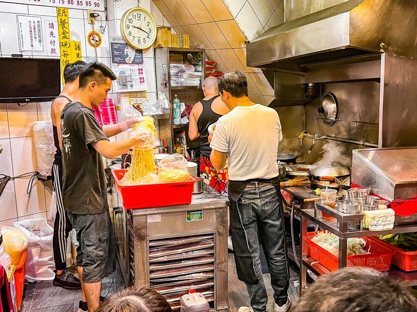基隆市仁愛區阿華炒麵|歷史悠久的排隊名店,總是大排長龍的咖哩炒麵