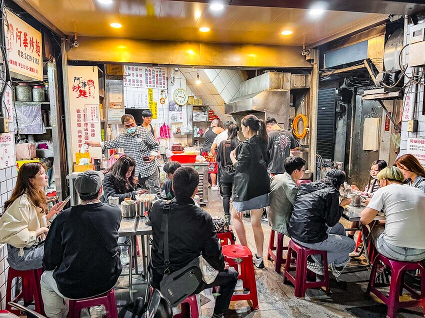 基隆市仁愛區阿華炒麵|歷史悠久的排隊名店,總是大排長龍的咖哩炒麵