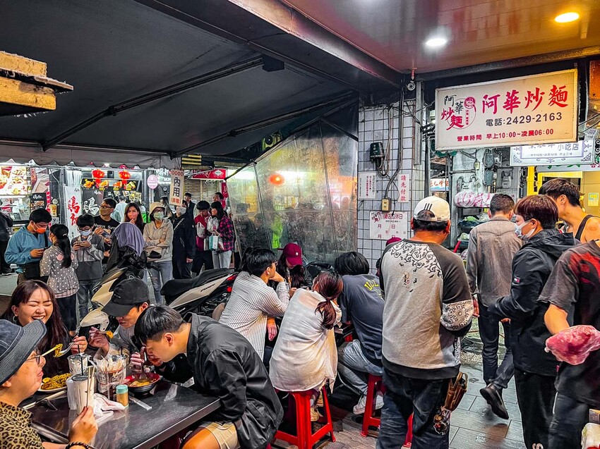 基隆市仁愛區阿華炒麵|歷史悠久的排隊名店,總是大排長龍的咖哩炒麵