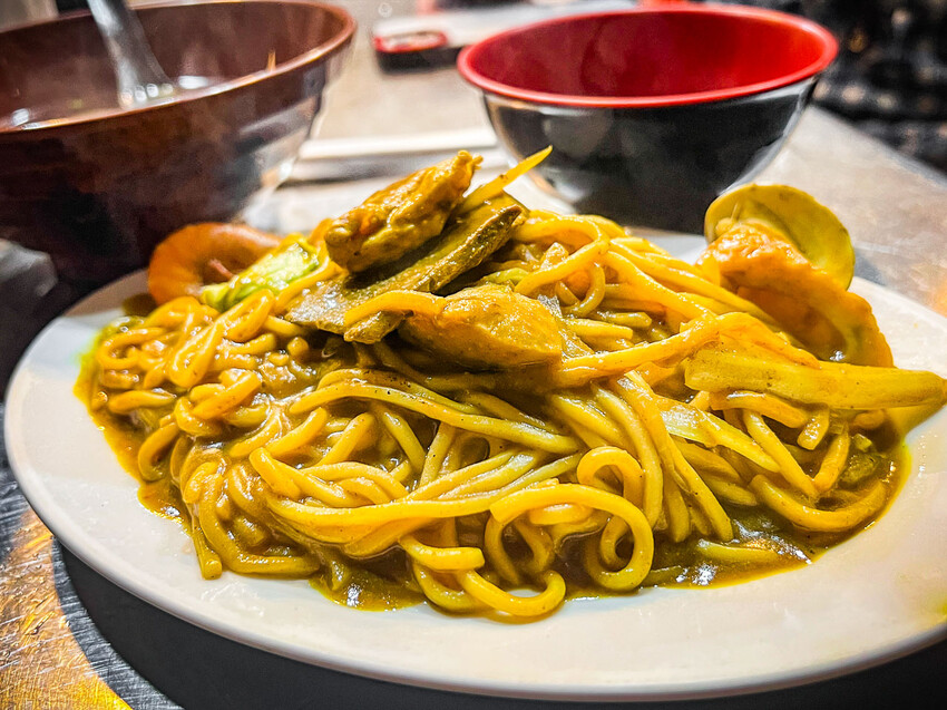 基隆市仁愛區阿華炒麵|歷史悠久的排隊名店,總是大排長龍的咖哩炒麵