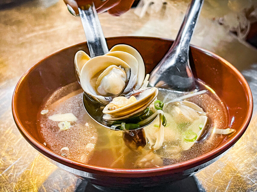 基隆市仁愛區阿華炒麵|歷史悠久的排隊名店,總是大排長龍的咖哩炒麵